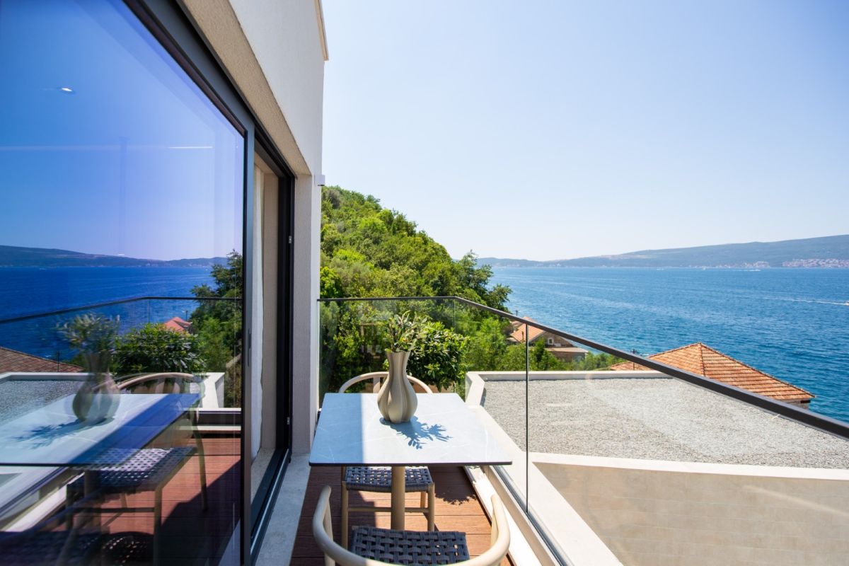 Standard Room Side Sea View — 16