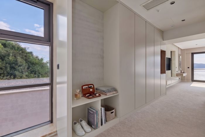 Standard room bathroom